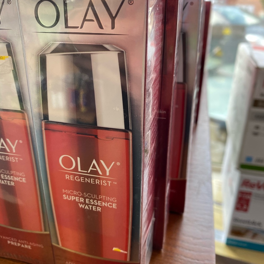 OLAY BRAND NEW IN THE BOX
